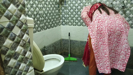भारतीय हॉट नौकरानी को मालकिन ने वॉशरूम में चोदा हिंदी ऑडियो में
