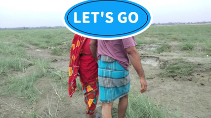 लाल साड़ी में गृहिणी अपनी बकरी के लिए जाती है और एक बांग्लादेशी गृहिणी से मिलती है