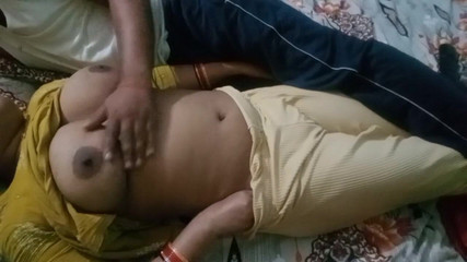 खूबसूरत भारतीय लड़की अपने स्तन और बिल्ली दिखा रही है।