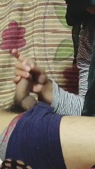 सौतेले भाई ने घर में अपनी सौतेली बहन के साथ आनंद लिया जबकि उनके माता-पिता घर में उपलब्ध नहीं थे