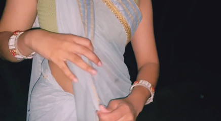 भारतीय गाँव की देसी लड़की की जंगल में चुदाई