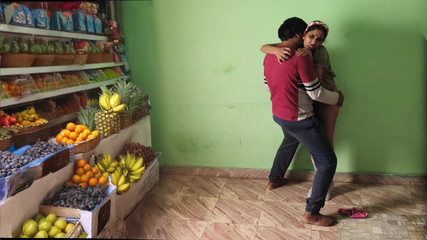 फल बेचने वाले भैया ने मुझे चोद दिया