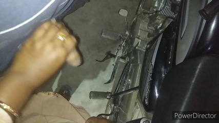 मैं बाइक पर एक इश्कबाज लड़की से मिला और अपना लंड हिलाना शुरू कर दिया, उसने मुख-मैथुन के लिए कहा