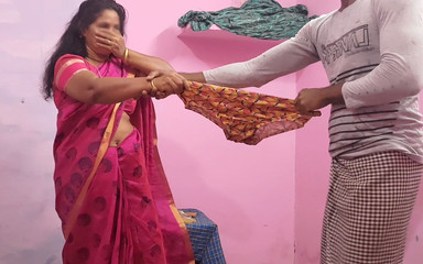 स्टेपाउंटी नीचे झुककर कुछ पढ़ रही थी और मैं उसके पीछे उसकी पैंटी से खेल रहा था और उसने देखा कि मैंने उसके साथ सेक्स किया है