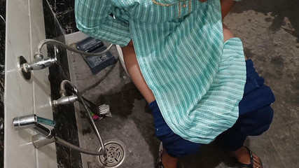 भारतीय देसी गाँव की सौतेली बहन बाथरूम में मास्टरबेट कर रही है, सौतेले भाई को पकड़ें और बाथरूम में जोरदार चुदाई करें, स्पष्ट हिंदी ऑडियो