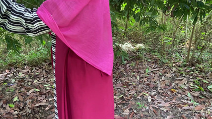 मैंने अपने पड़ोसी को जंगल में अकेला पाया और चोदना शुरू कर दिया