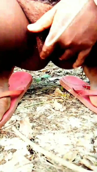 जंगल स्ट्रिप और हस्तमैथुन में मज़ा