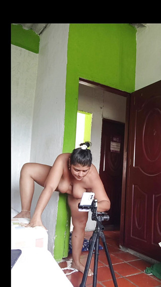 मेरी सौतेली बहन एक शो आयोजित करती है और मुझे भाग लेने के लिए आमंत्रित करती है, मैं उसे 4 में बहुत अमीर बना देता हूं