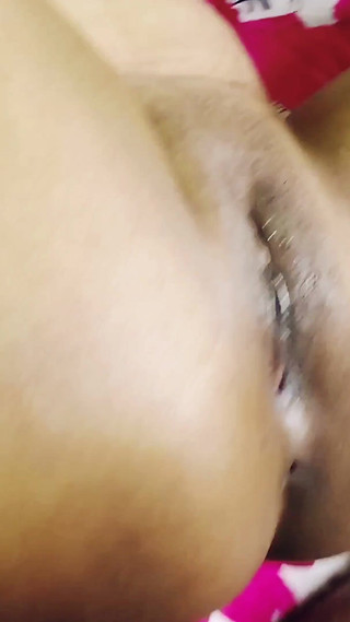 मैं अपनी बड़ी भाभी के घर आया और देखा कि वह बिस्तर ठीक कर रही थी