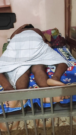 मल्लू तमिल लड़की वर्षा अपने पति को टॉप पर नहीं रहने देती