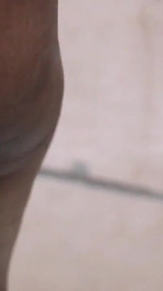 भारतीय तमिल लड़की अपने प्रेमी को अपने स्तन और नग्न शरीर दिखाकर आनंदित करती है