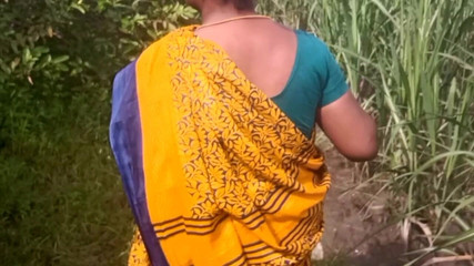 देसी दोस्त की पत्नी अमरूद के बागान में स्तन पकड़ती और दबाती हुई