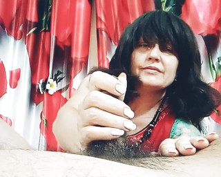 आदमी ने अपना पूरा लंड इस प्रीमियम वेश्या के मुँह में डाल दिया