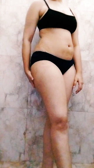 हॉट देसी बॉयफ्रेंड अपनी गर्लफ्रेंड को शेयर करता है