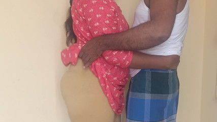 कार्यालय स्टाफ ने अपने सहकर्मी के साथ बिस्तर साझा किया