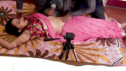 एक देसी खूबसूरत गृहिणी को दो लोगों ने पकड़ लिया और चोदा, चूसा, अपमानित किया