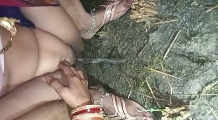 गांव की भाभी रात में पेशाब कर रही थी