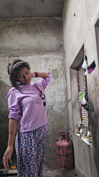 देसी गांव की खूबसूरत साली रसोई में डॉगी स्टाइल में सेक्स