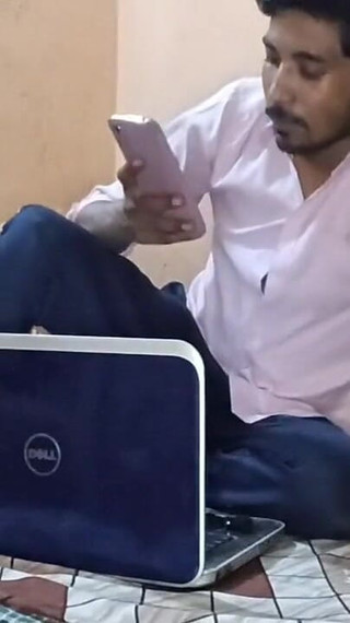 रूम मालिक किराया लेने आया और जब उसे किराया नहीं मिला तो उसने सेक्स करना शुरू कर दिया