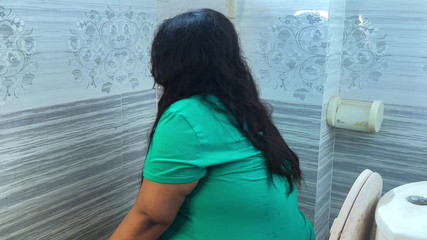 बाथरूम में कठोर चुदाई! - कम