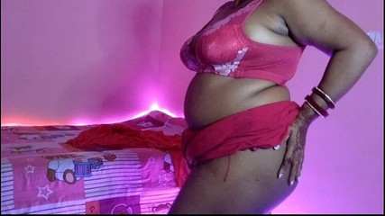 देसी हॉट लड़की सेक्स की प्यास में गांड पर हाथ फिराती है