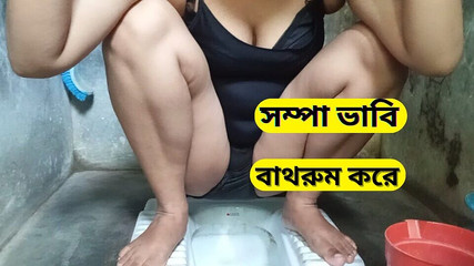 पति के दूर रहते हुए पत्नी को बहकाया - अवश्य देखें!