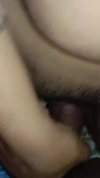 भारतीय देसी लड़की और उसका प्रेमी उसकी तंग बिल्ली को बहुत मुश्किल से बजा रहे हैं