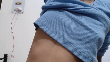 ब्राज़ीलियाई ऐलिस अपने विशाल डिल्डो की सवारी करती है और वीर्य निकालती है