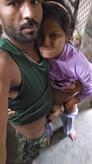 देसी गांव की खूबसूरत साली डॉगी स्टाइल में किचन में दर्दनाक सेक्स