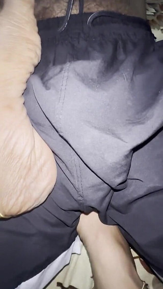 सौतेली बहन सौतेले भाई के लिए फीट जॉब देती है