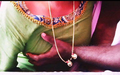 भारतीय सौतेली माँ ने पड़ोसी की सौतेली माँ को चोदा। तेलुगु गंदी बातें.