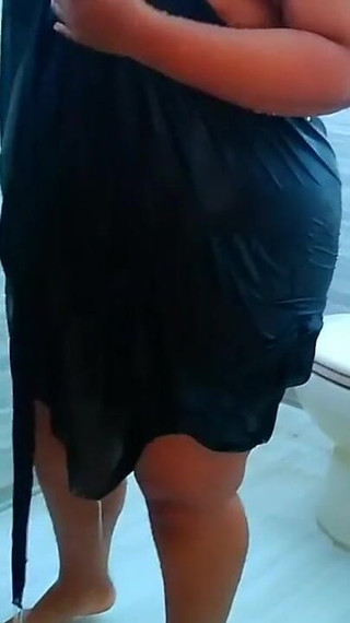 गर्मियों में बहुत गर्मी है, सौतेली माँ रात में स्नान करना चाहती है, सौतेला बेटा भी शामिल है