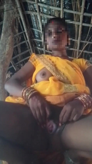 भाभी पीली साड़ी में अपनी चूत दिखा रही है, मैंने अपनी उंगली डाली और पानी निकाला