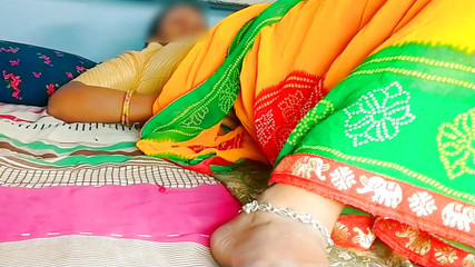 भूखी देसी रिया भाभी के साथ बिस्तर पर रहना