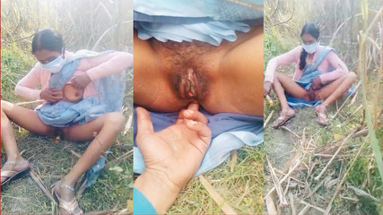 भाभी ने खेत में जाकर छेद में उंगली डाल दी.