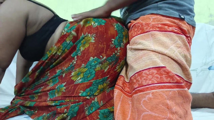 देसी भाभी ने मुझे क्या अद्भुत साड़ी पहनाकर आनंद उठाया!