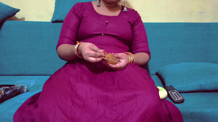 सुमन को जब पता चला कि उसकी सौतेली माँ की चुदाई हो गई है तो वह उत्तेजित हो गई