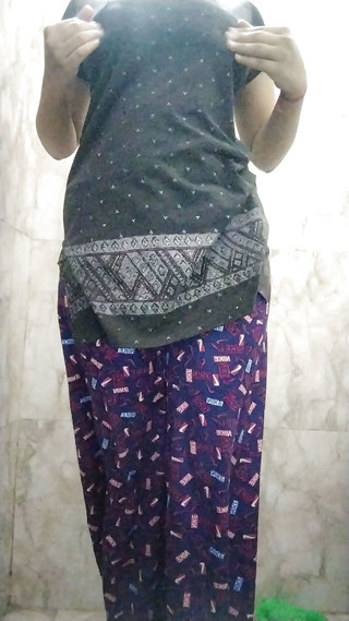 21 साल की किशोर लड़की दिख रही है