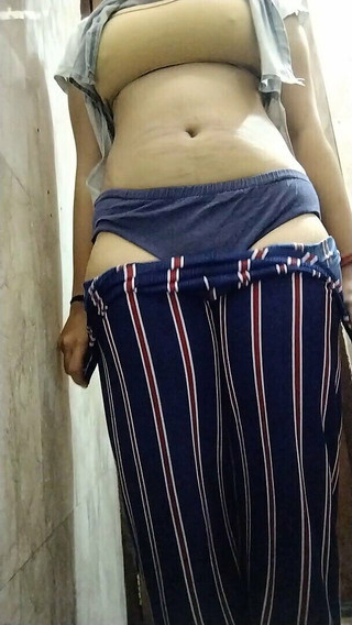 जब सौतेली बहन घर के बाथरूम में