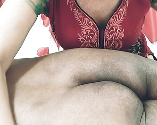 अपनी पत्नी के साथ मौज-मस्ती कर रहे हैं