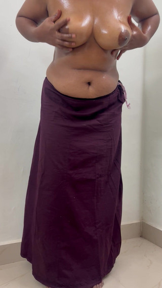 नग्न स्तन तेल मालिश