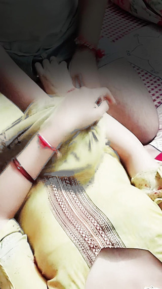 हॉट देसी महिला अपने बॉयफ्रेंड के साथ कैमरे में कैद हुई