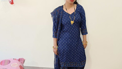 हॉट इंडियन देसी गाँव की नौकरानी कमरे के मालिक के साथ जोरदार चुदाई कर रही थी