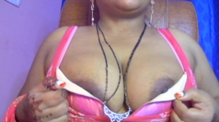 लड़की अपने स्तनों को ब्रा से बाहर दिखाती है और अपने स्तनों को दबाती भी है