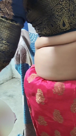 खूबसूरत भारतीय भाभी को ऑफिस चेयर पर पड़ोसी ने चोदा