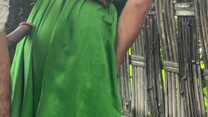 कोलकाता देसी भाभी एक पेड़ के नीचे झुककर क्रीमयुक्त आउटडोर