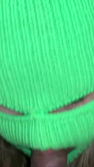 मेरे दोस्त की सौतेली माँ रात में मेरे लंड के साथ खेलने के लिए चुपचाप निकलती है। असली घर का बना मुख-मैथुन