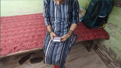 मैं कमरे में मोबाइल चला रही थी तभी मेरा जीजा आया और मैंने उससे अपनी चूत की प्यास बुझाई।