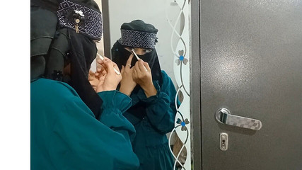 खूबसूरत आंखों वाली मुस्लिम लड़की को शीशे के सामने चोदा गया