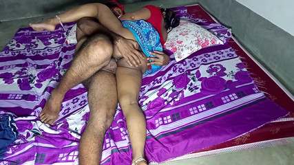 सौतेली बहन को हस्तमैथुन करते हुए पकड़ा गया और फिर उसे मिशनरी स्थिति में जोर से चोदते हुए पकड़ा गया